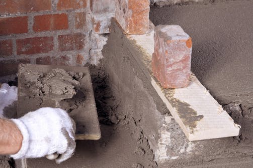Pudslag på lodrette flader (stødtrin): Stødtrin bygges op “i hånden” med forskallingsbrædder foroven, så man har noget at rette ind efter. Pudslag på lodrette flader (stødtrin): Stødtrin bygges op “i hånden” med forskallingsbrædder foroven, så man har noget at rette ind efter.